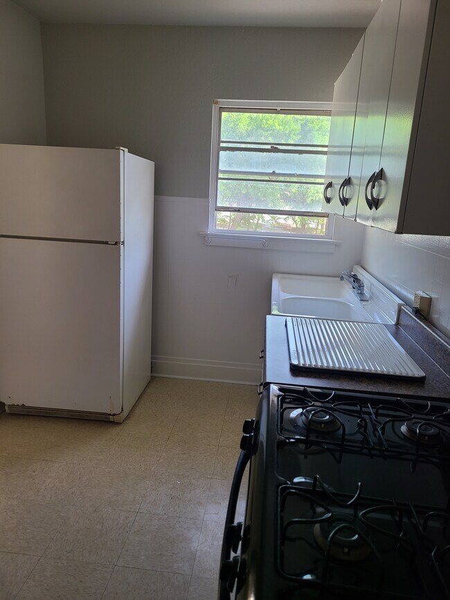 Kitchen - 130 Claremont Ave