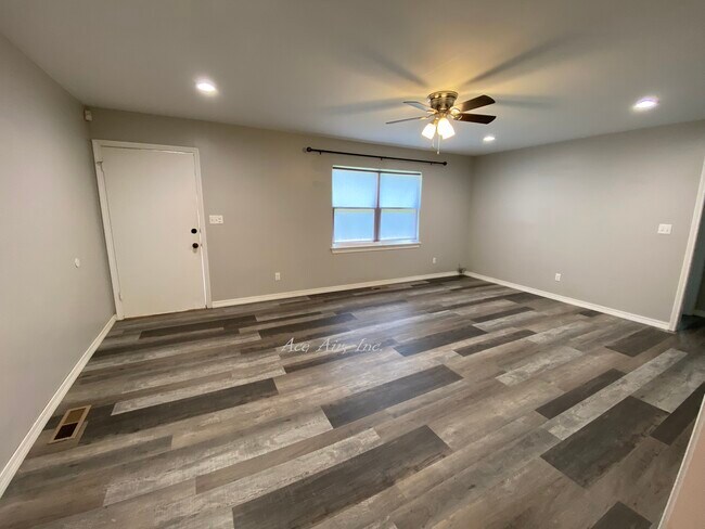 Building Photo - 1308 N Willow Rd