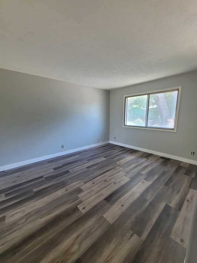 Foto del edificio - Newly Remodeled 3 Bedroom Elkhorn Home!