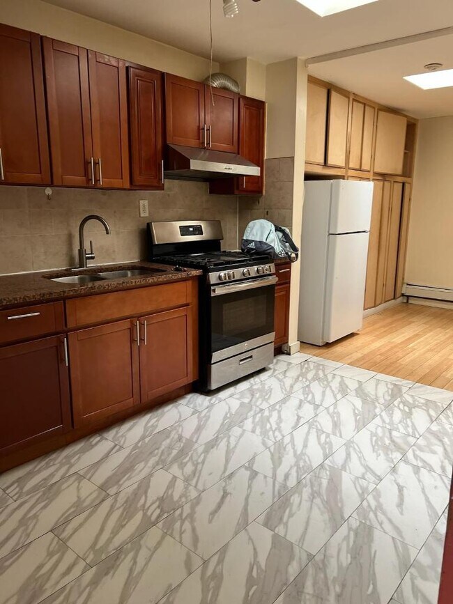 Building Photo - 640 44th St