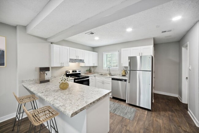 Building Photo - Lakecrest
