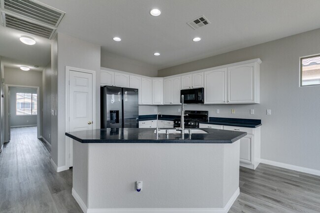Foto del edificio - WONDERFUL 2 STORY HOME !