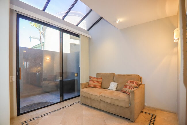 Sun Room - 916 Sealane Dr