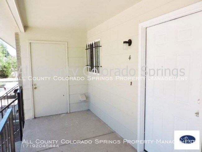 Building Photo - 1121 Cree Dr