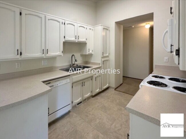 Building Photo - Beautiful end unit townhome in great commu...