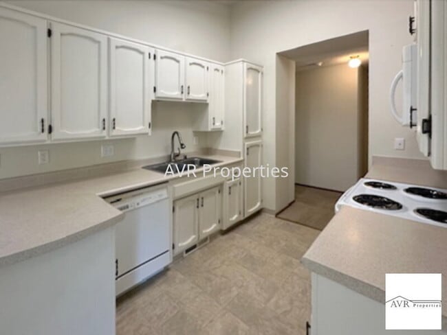 Foto del edificio - Beautiful end unit townhome in great commu...