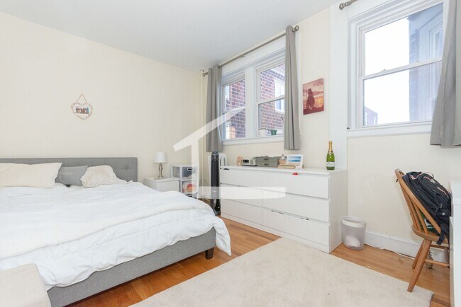 Building Photo - BEST Student Friendly Big Bed Near BU Camp...