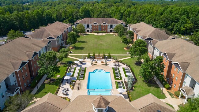 Descubra nuestra vibrante comunidad centrada en nuestra piscina estilo resort y comodidades modernas, operada profesionalmente por Highlands Vista Group. - The Foundry