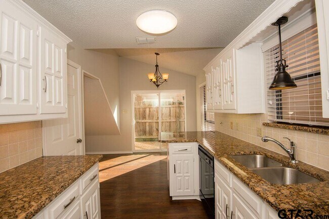 Building Photo - 5903 Hollytree Dr
