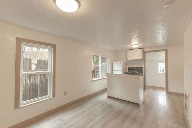 Building Photo - 1BD, 1BA Cottage available right away in D...