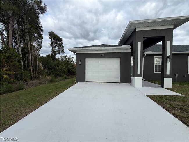 Foto del edificio - 721 Ivan Ave S