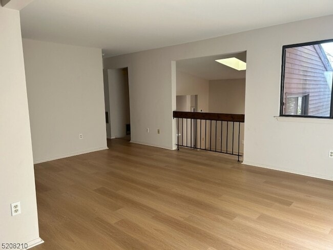 Foto del edificio - 45 Meadowview Dr