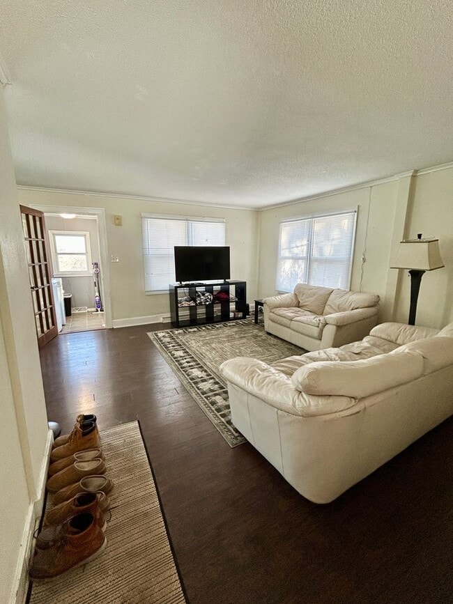 Building Photo - AVAILABLE JUNE - Updated 4 Bed 2 Bath