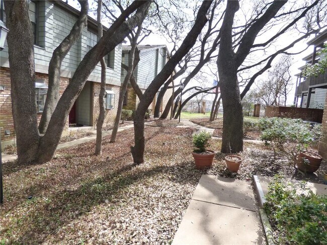 Foto del edificio - 7122 Wood Hollow Dr