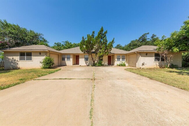 Foto del edificio - 2703 Cypress Ln