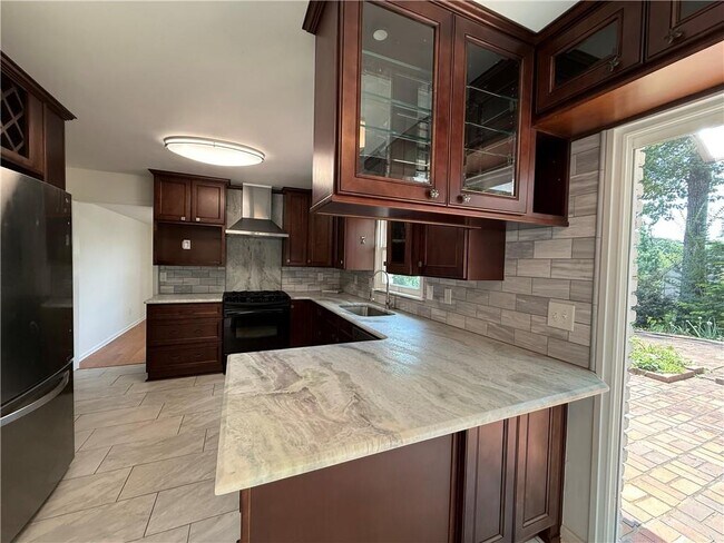 Building Photo - 800 Glenairy Dr NE
