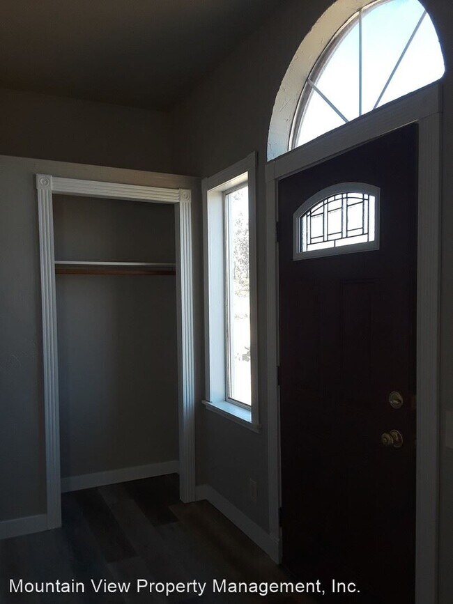 Foto del edificio - 3 br, 1 bath House - 840 SW Helmholtz Way