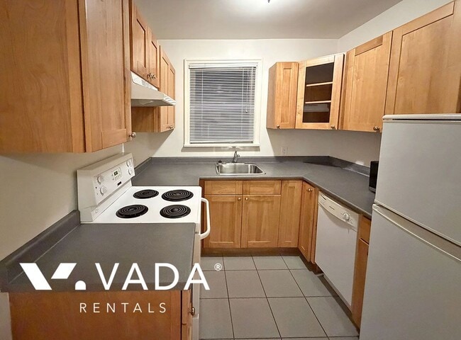 Building Photo - Devon Manor 2 Bedroom Apartment Rental 4-1...