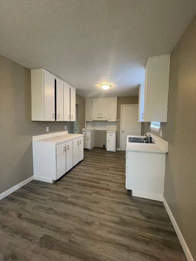 Building Photo - Spacious 3 Bed! Your Next Home Awaits!