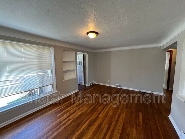Foto del edificio - 8109 Pelham Dr