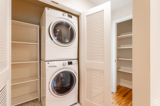 1BR, 1BA - 912SF - In-Unit Laundry - Westfield Hamilton House, LLC