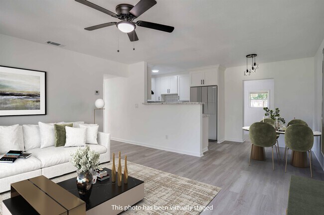 Building Photo - 1114 Sandringham Dr