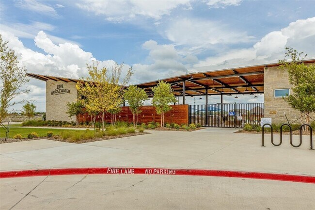Foto del edificio - 5401 Rockrose Ln