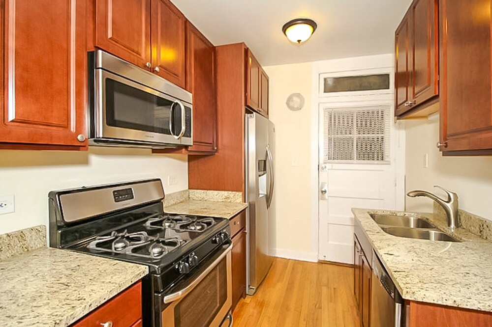 Primary Photo - 2108 W Ainslie St