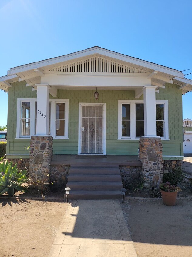 Foto principal - Craftsman home 2bed 1 bath, garage on a la...