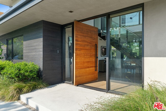 Foto del edificio - 2216 Winona Blvd