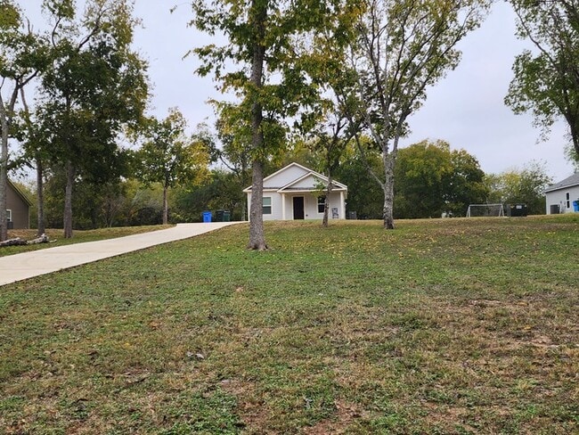 Building Photo - 3-Bedroom, 1-Bath on 1 acre lot
