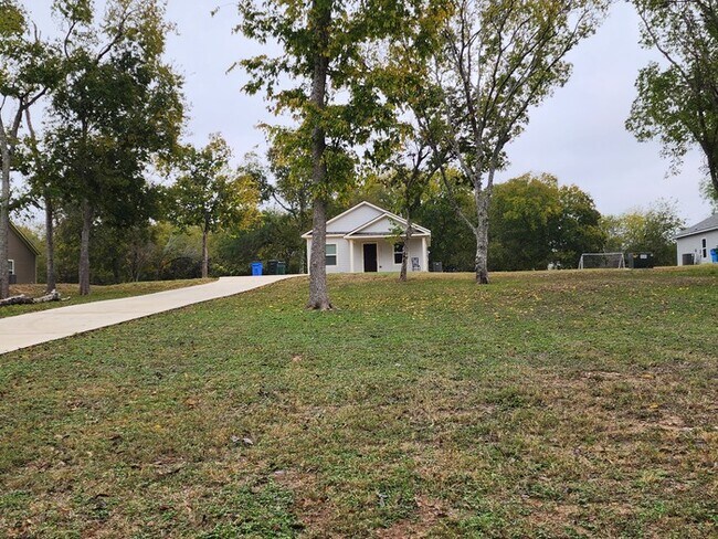 Foto del edificio - 3-Bedroom, 1-Bath on 1 acre lot