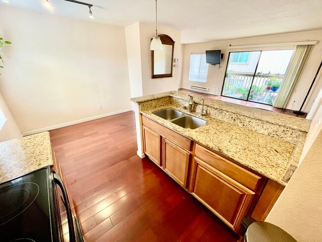 Building Photo - 300 Glenwood Cir