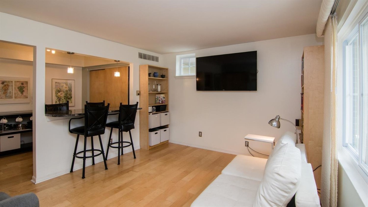 Foto principal - 523 Longshore Dr