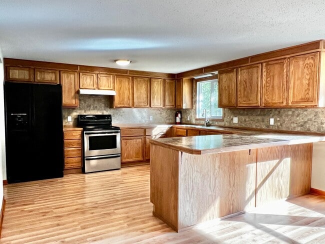 Building Photo - 1047 Oak Dr