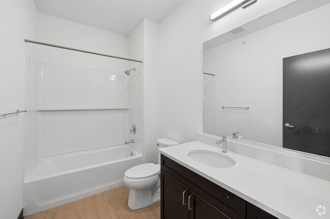 1 habitación, 1 baño - 750 pies cuadrados - Baño - Eagle Meadow Homes