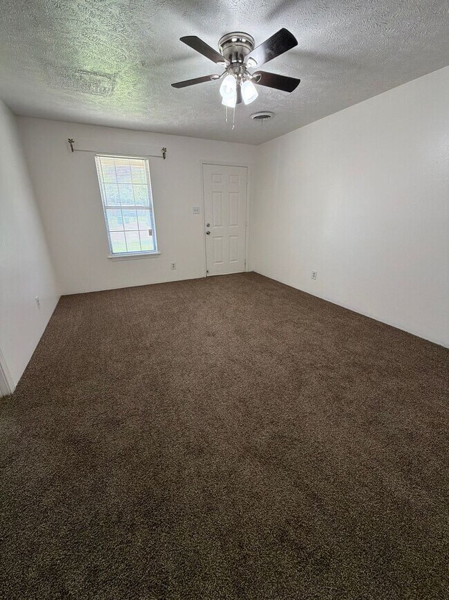 Foto del edificio - 39-39 Rushwood Dr