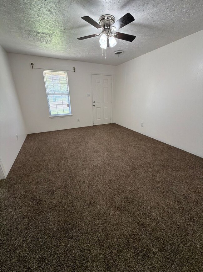 Building Photo - 39-39 Rushwood Dr