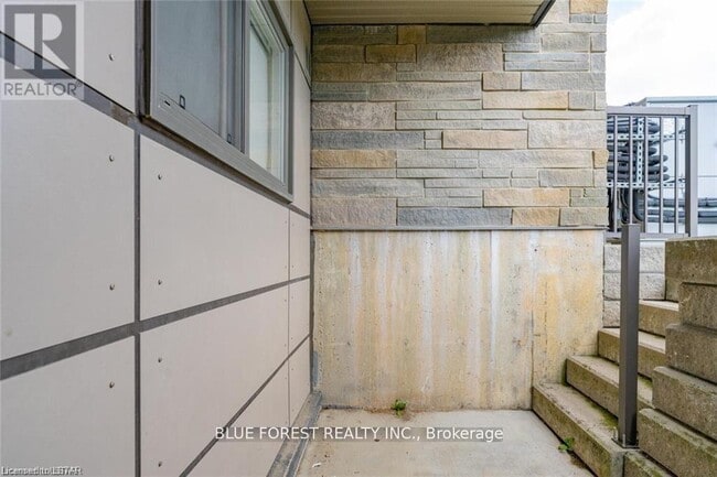 Photo du bâtiment - 9-109 Jacksway Crescent
