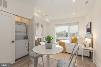 Building Photo - 1421 E Columbia Ave