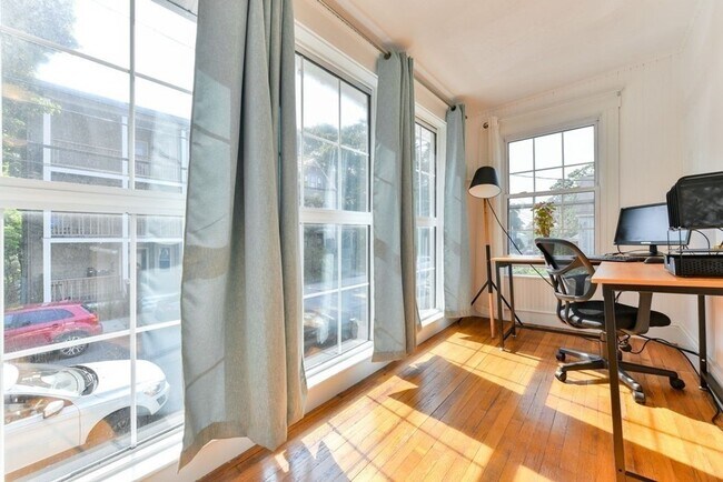 Building Photo - Boston Rental! A GREAT LOCATION to live in...