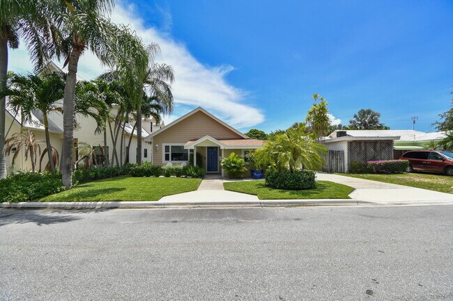 Building Photo - 1116 N Lakeside Dr