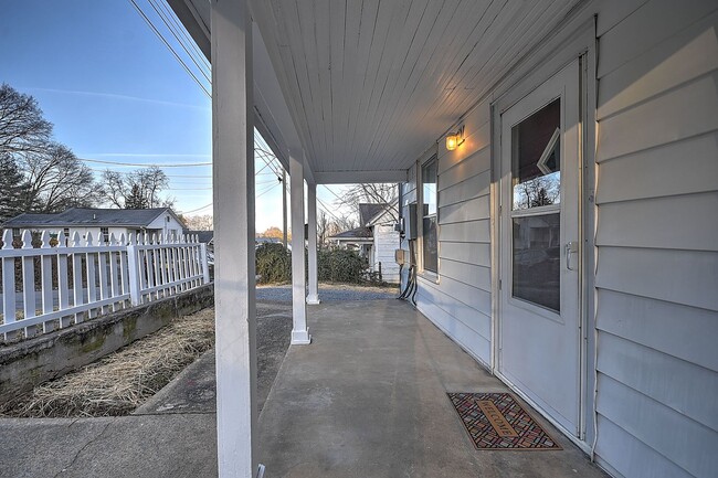 Building Photo - 2 Bedroom 1 bath Johnson City TN