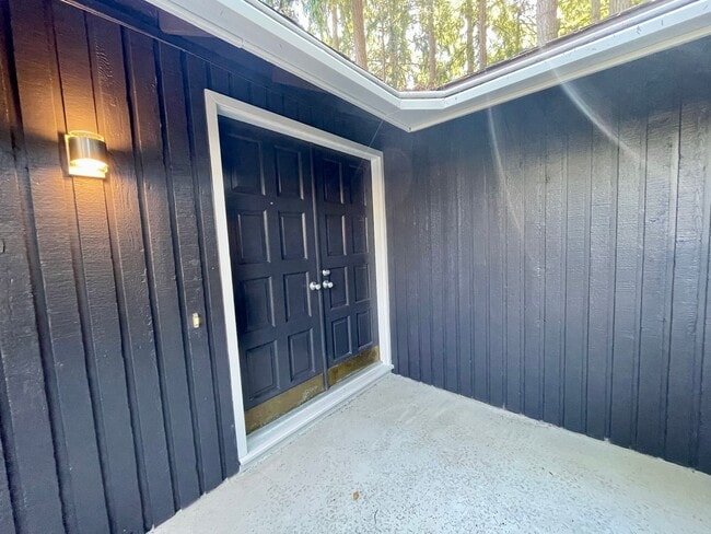 Building Photo - Beaverton 4 Bed + 2 Bath House - W/D, Walk...