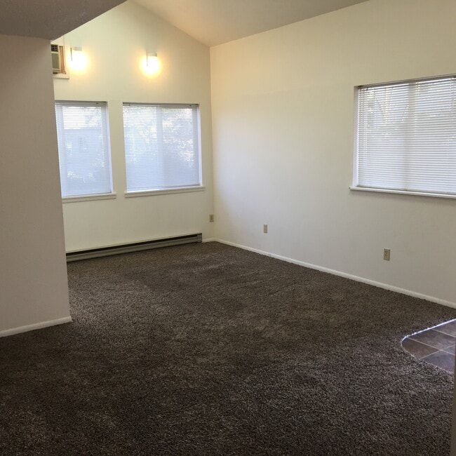 Building Photo - 921 SE Klemgard St