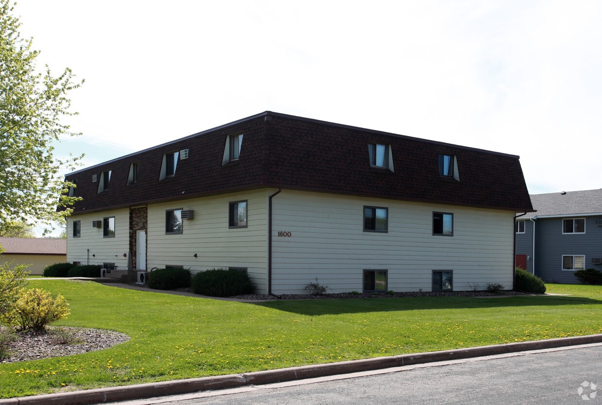 Primary Photo - 1600 Redwood Dr