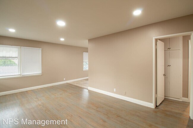 Foto del edificio - 2 br, 1 bath Apartment - 2247 Earl Avenue ...