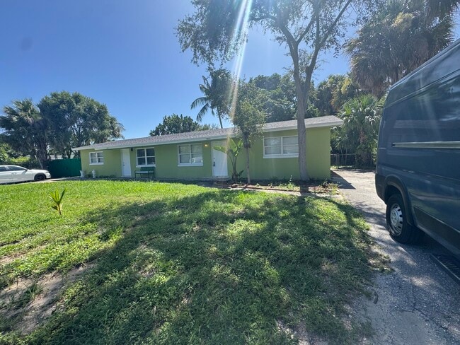 Building Photo - 8821 Dania Dr