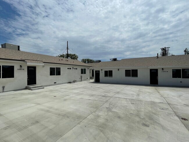 Building Photo - 14604 Cohasset St