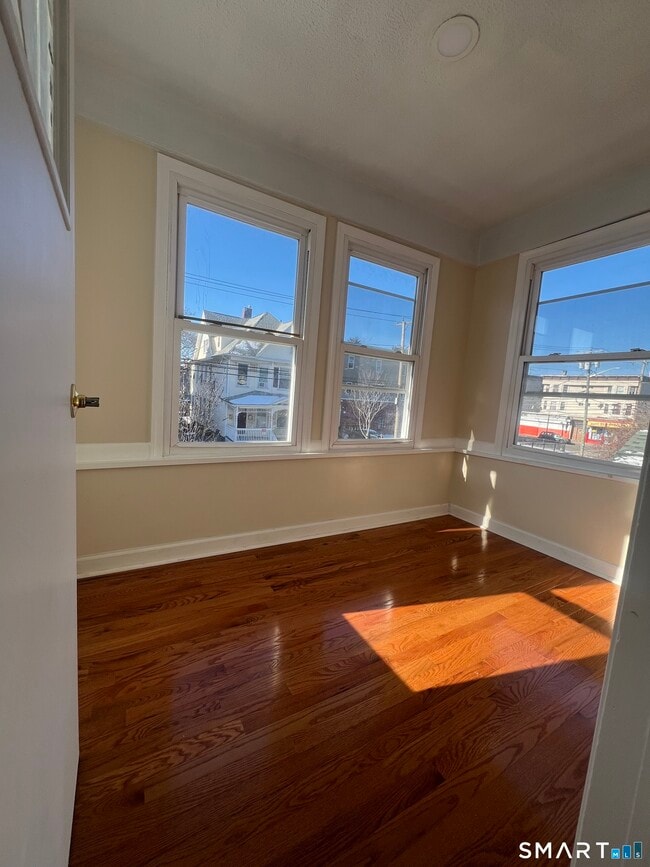 Building Photo - 352 Wilmot Ave